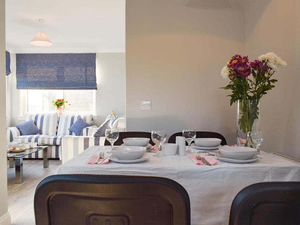 إنفيركيثينغ Courtyard Holiday Apartments المظهر الخارجي الصورة