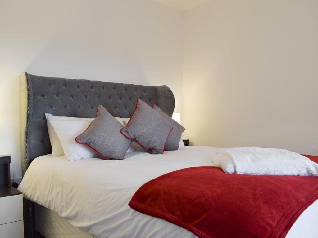 إنفيركيثينغ Courtyard Holiday Apartments المظهر الخارجي الصورة