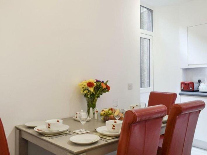 إنفيركيثينغ Courtyard Holiday Apartments المظهر الخارجي الصورة