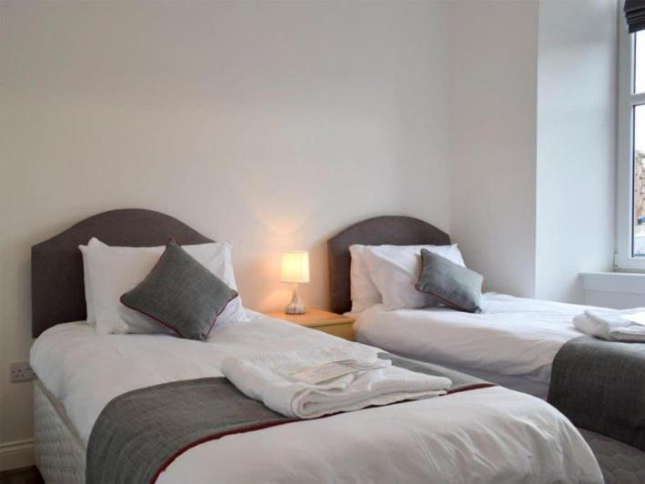 إنفيركيثينغ Courtyard Holiday Apartments المظهر الخارجي الصورة