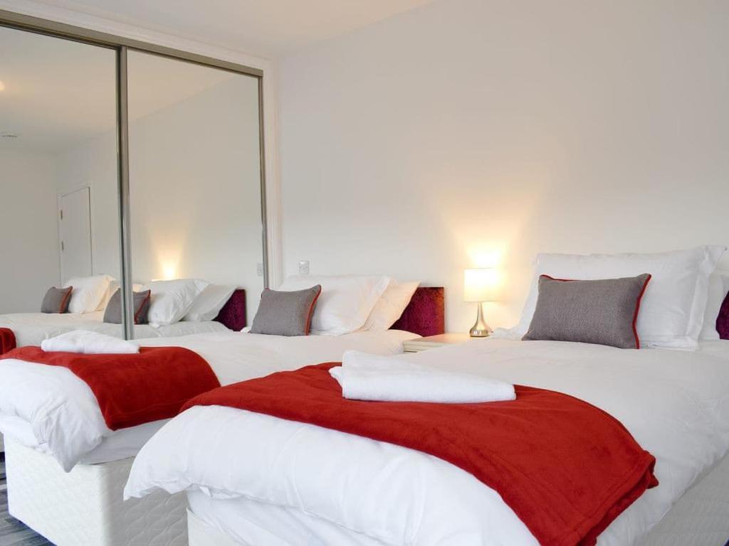 إنفيركيثينغ Courtyard Holiday Apartments المظهر الخارجي الصورة