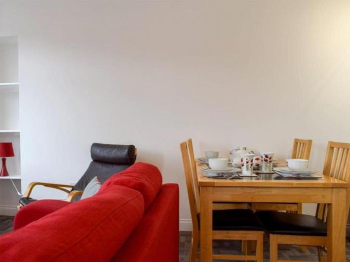 إنفيركيثينغ Courtyard Holiday Apartments المظهر الخارجي الصورة