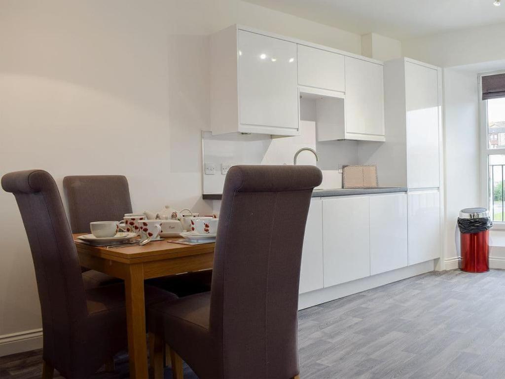 إنفيركيثينغ Courtyard Holiday Apartments المظهر الخارجي الصورة