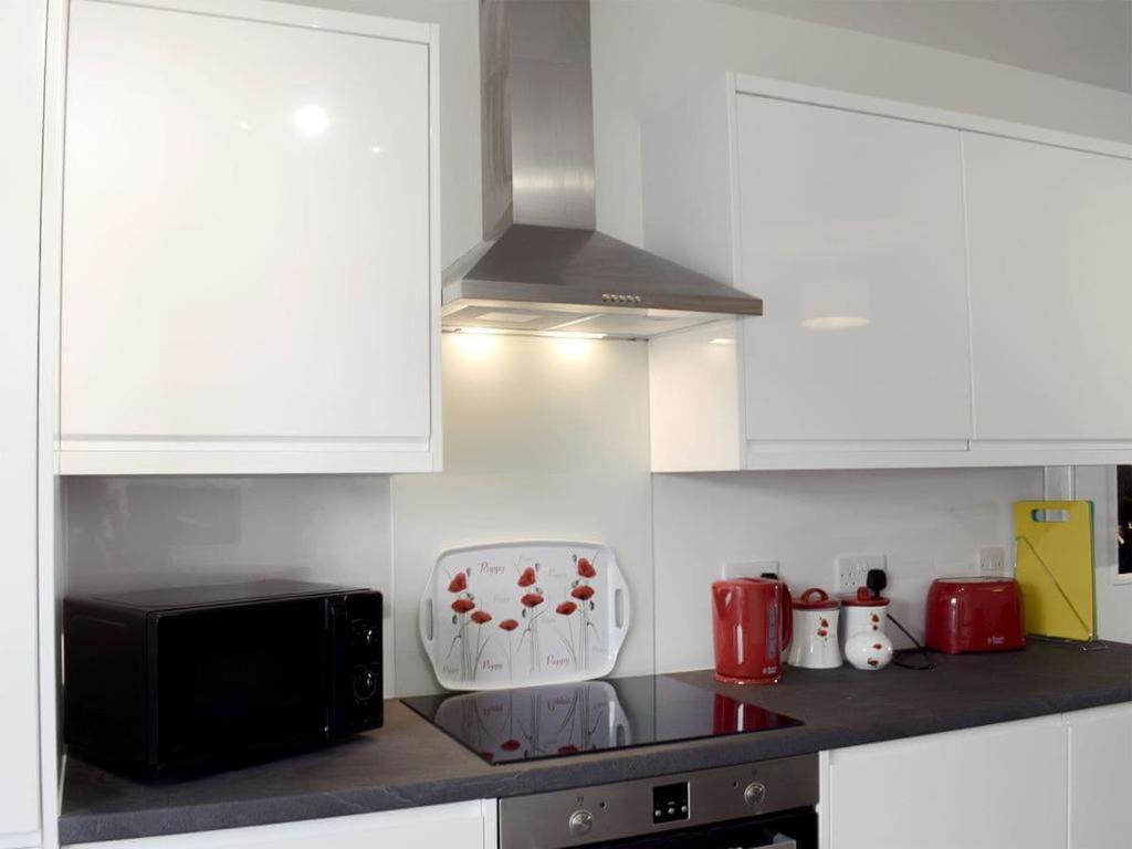 إنفيركيثينغ Courtyard Holiday Apartments المظهر الخارجي الصورة