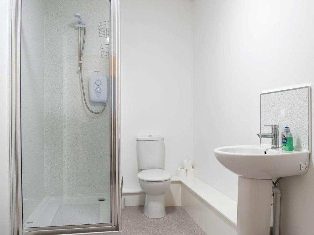إنفيركيثينغ Courtyard Holiday Apartments المظهر الخارجي الصورة